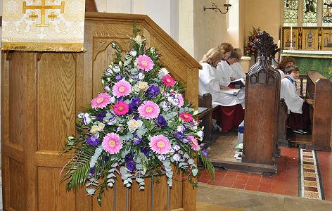 Weddings at St Mary's Eaton Bray: Flowers